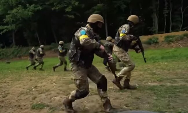 Українські військові. Фото: скріншот YouTube-відео
