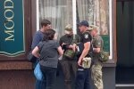 Вручение повестки. Фото: скриншот YouTube-видео