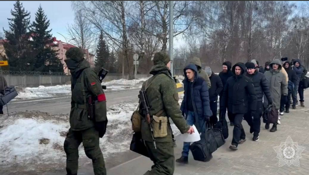 У Білорусі масово розсилають повістки на військові збори. Фото: Telegram