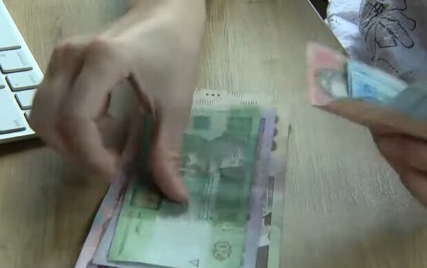 Зарплаты украинцев в октябре выросли. Фото: скриншот Youtube-видео