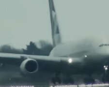 Посадка самолета. Фото: скриншот YouTube