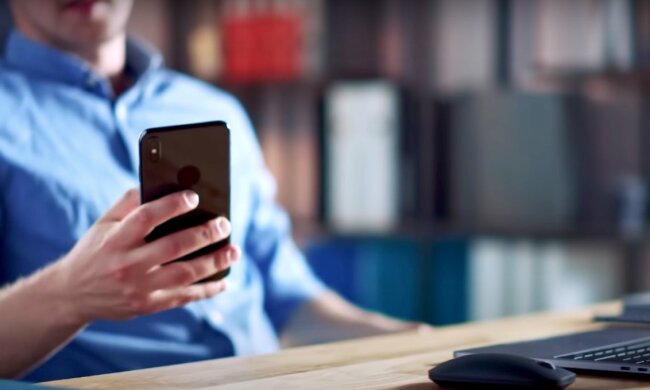 Смартфон. Фото: YouTube, скрін