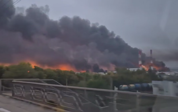 Вночі безпілотники вдарили по російських НПЗ, спалахнула пожежа - кадри