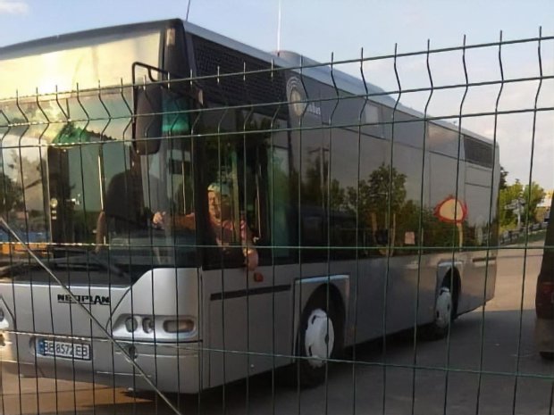 Происки конкурентов с тачанками: вандалы «поработали» над автобусом, курсирующим к КПВВ «Станица Луганская» (фото)