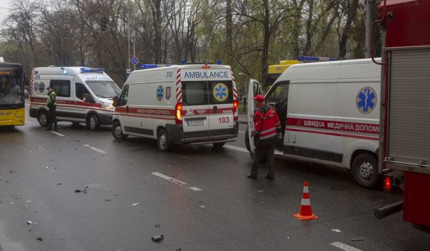 Страшное ДТП: в Киеве на Покрову маршрутка снесла столб - есть пострадавшие