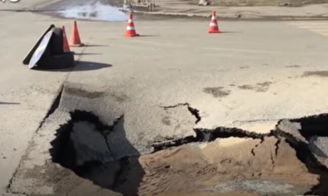 Яма на дороге. Фото: скрин youtube