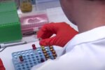 Можно не беспокоиться: медики развенчали еще один миф о передаче коронавируса