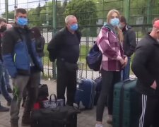 Украинцы на границе. Фото: скриншот YouTube-видео