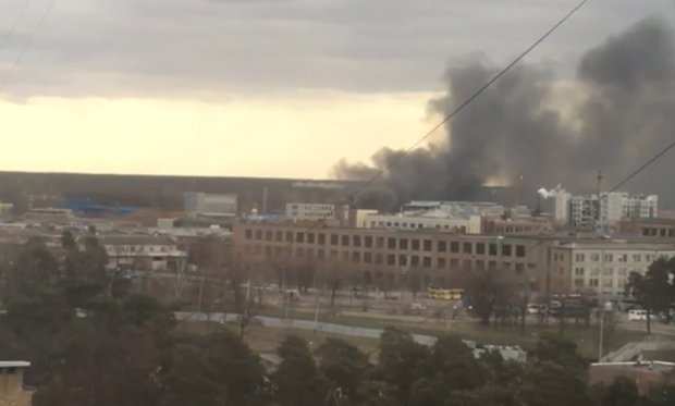 На Левом берегу в Киеве горят склады. Фото: скриншот с видео lb