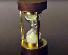 Пісковий годинник. Фото: скріншот YouTube-відео.