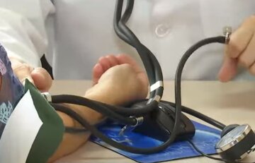 Вимірювання тиску. Фото: скріншот YouTube-відео