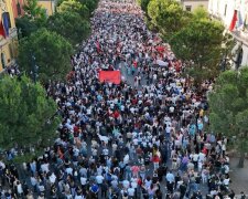 Масова акція протесту в Тирані проти курорту Кушнера, червень 2026