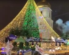 В Киеве зажгли новогоднюю елку. Фото: скриншот YouTube-видео