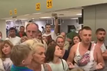 На Шри-Ланке застряли туристы. Фото: скриншот YouTube