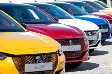 Два крупнейших автогиганта Fiat и Peugeot начали вести переговоры о слиянии