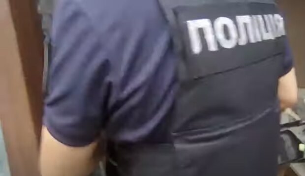 Сотрудник полиции. Фото: скриншот YouTube