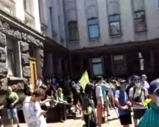 Акция в Киеве под зданием ОП. Фото: скриншот YouTube