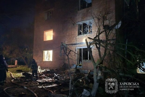 Комунальники усувають наслідки обстрілу Київського району Харкова