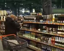 Продажа алкоголя в магазине. Фото: скриншот YouTube-видео