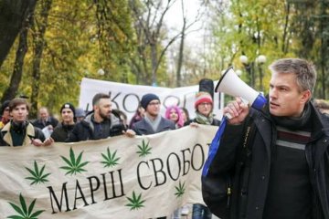 Конопляный марш свободы: улицы Киева наводнили активисты с плакатами (фото, видео)