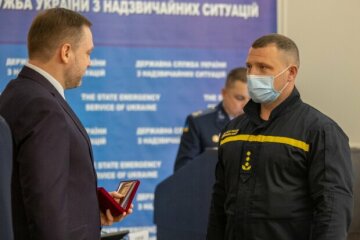 Денис Монастирський нагородив фахівця ДСНС, який врятував дитину під час пожежі