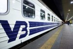 Поезд Укрзализныци едет по железнодорожным путям