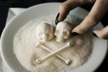 Сахар вреден летом: в организме начинаются мутации и вырастают грибы