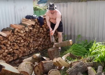 В ПФУ рассказали, как оформить 20 тысяч на дрова и уголь. Фото: YouTube