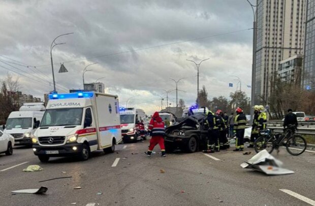 Страшное ДТП в столице: огромный автобус на полном ходу снес авто и вылетел на тротуар - видео