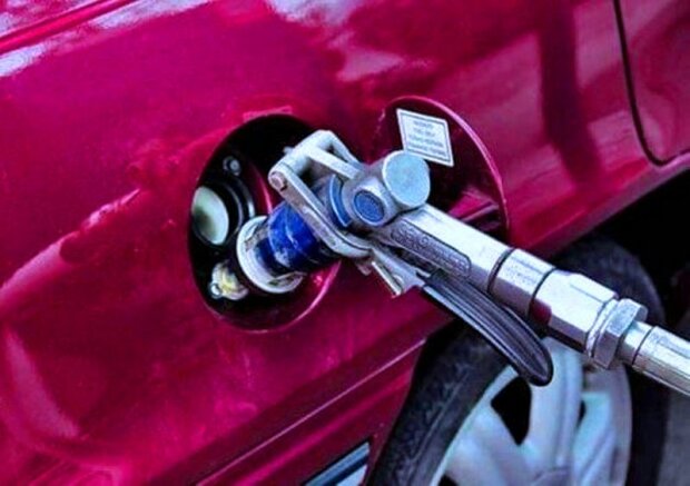 Заправка автомобиля газом. Фото: скриншот YouTube