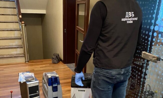 підроблені водійські посвідчення та документи на авто вилучені БЕБ на Волині