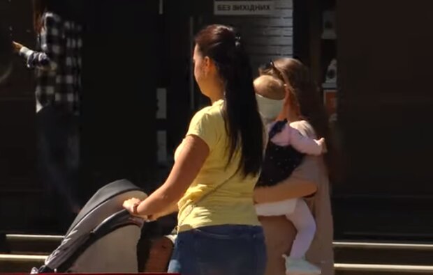 Дівчина з дитиною. Фото: скріншот YouTube-відео