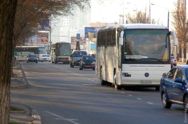 В столицу едут сотни автобусов — везут массовку Порошенко