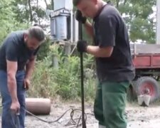 Дороги, которые мы заслужили: украинцы сами латают ямы после Укравотдора – кадры позора