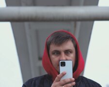 Чоловік з телефоном. Фото: скріншот YouTube-відео