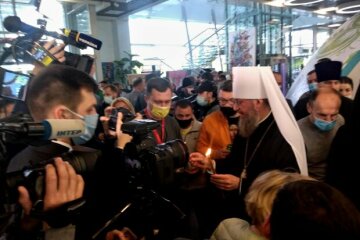 Делегація УПЦ доставила Благодатний вогонь в Україну