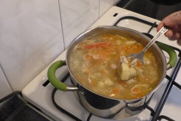 Приготовление супа. Фото: скриншот YouTube-видео