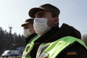 Нацгвардейцы охраняют Александровскую больницу. Фото: скрин youtube