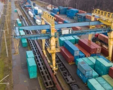 Вантажні вагони Укрзалізниці на станції