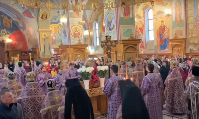 Служба в церкви. Фото: скриншот YouTube