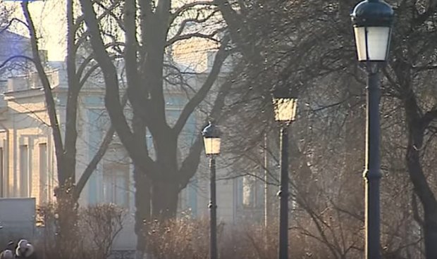 В столичном парке установили фонари,купленные по завышенной цене. Фото: YouTube
