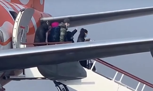 Эвакуированных граждан из Уханя встретили негодованием и митингами, фото - ТСН