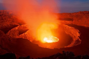 Кипит при температуре 1300 градусов: на заснеженном острове обнаружили озеро жидкой лавы