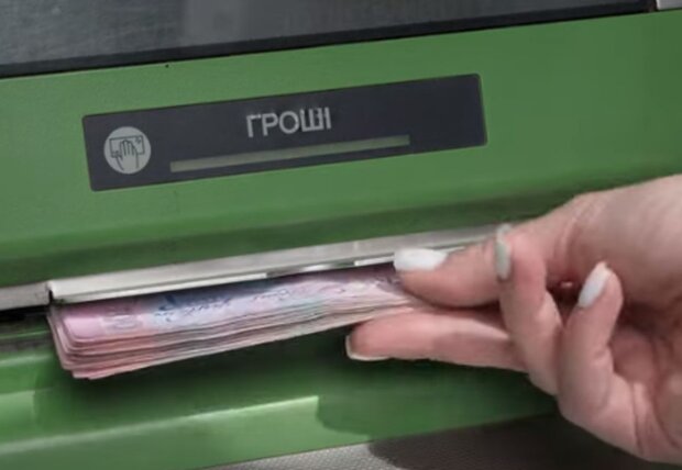 Гроші із банкомату. Фото: скріншот YouTube-відео