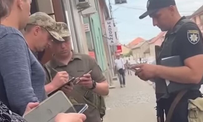 Видача повістки. Фото: скріншот YouTube-відео