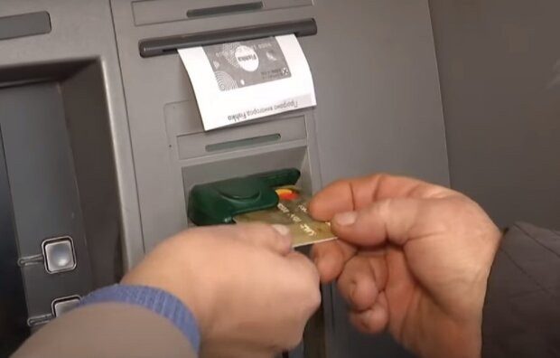 Банкомат, картка. Фото: скріншот Youtube