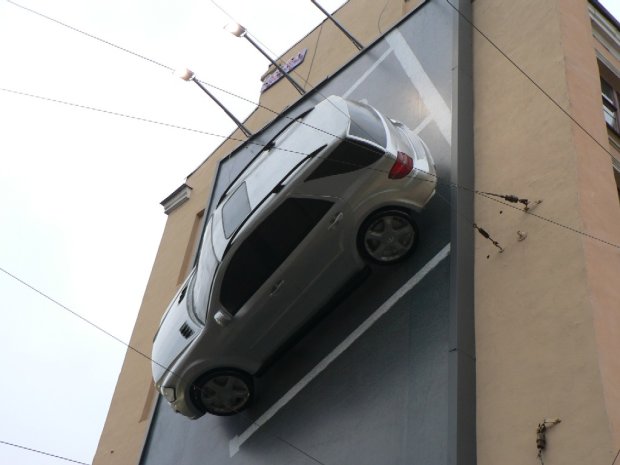 Эстонцы создают городской электрокар, который паркуется на стене