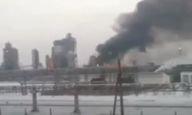 Пожежа на нафтобазі в росії. Фото: скріншот YouTube-відео