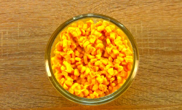 Консервированная кукуруза со сливочным маслом. Фото: YouTube
