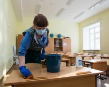 Санитайзеры, тотальная дезинфекция и дистанция: стало известно, как начнется обучение в школах Днепра